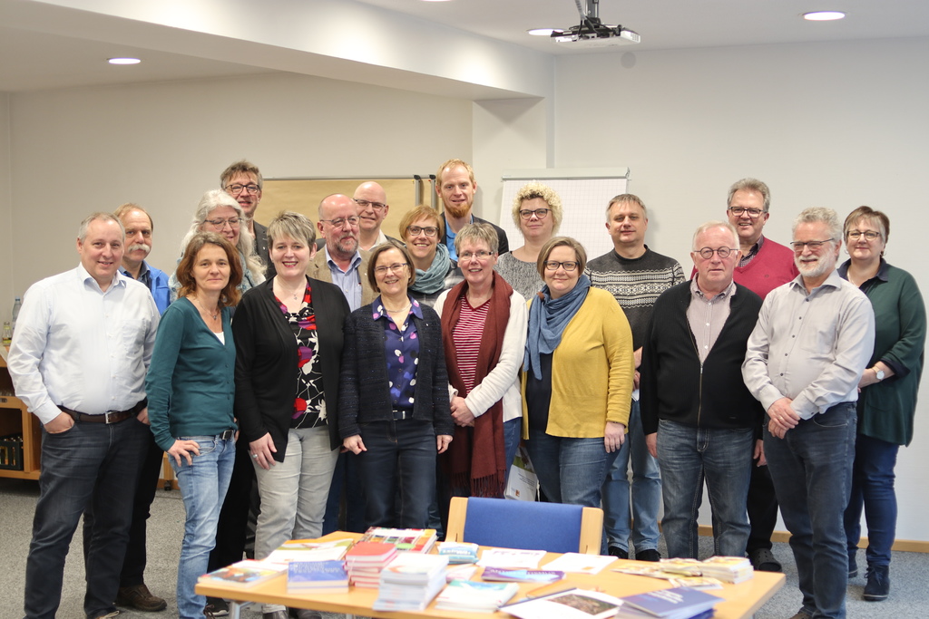 Die Konferenzmitglieder zusammen mit der Geschäftsführerin des VEDD Heidi Albrecht im St. Ansgar-Haus in Hamburg