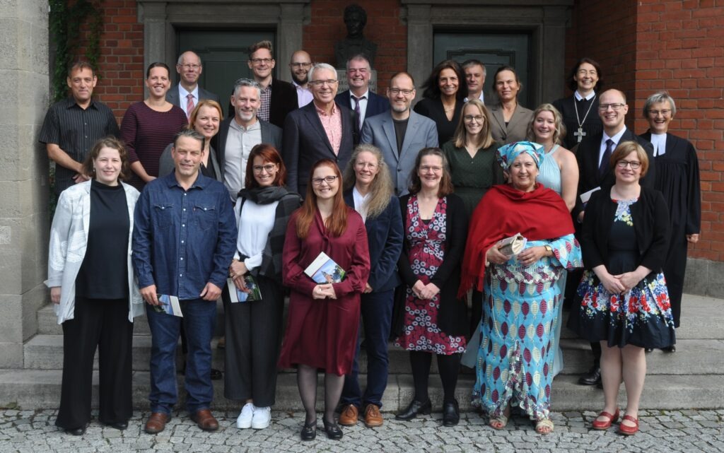 Gruppenbild der eingesegneten Diakoninnen und Diakone